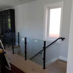 adgustable-glass-railing-with-no-top-rail